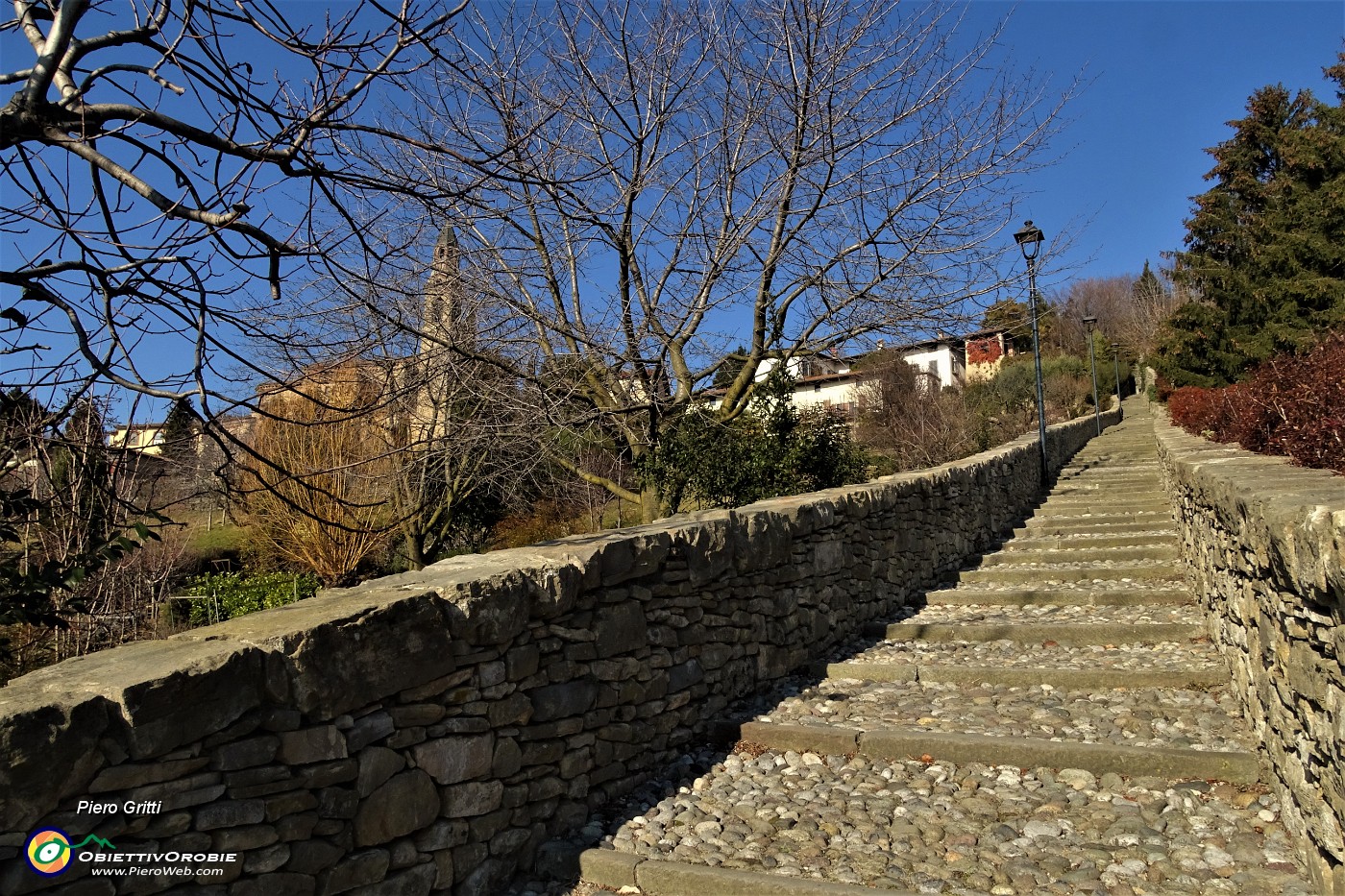 24 'Salita dello Scorlazzino', ultima rampa con vista sul Tempio dei Caduti di Sudorno.JPG